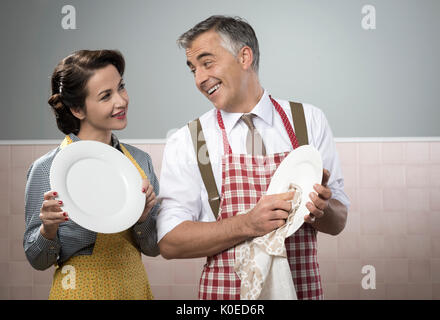 Lächelnd Vintage paar im Vorfeld Teller waschen zusammen Stockfoto