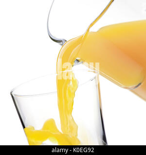 Gießen erfrischenden orange oder gelb Ananas Saft in ein Glas, gesunde Getränke Konzept Stockfoto