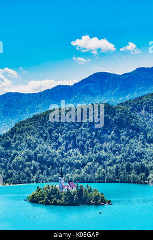 St. Mary's Church befindet sich auf einer kleinen Insel im See von Bled entfernt. Die Kirche wurde im Jahr 1465, Bled, Gorenjska (obere Krain), Slowenien, Europa. Stockfoto