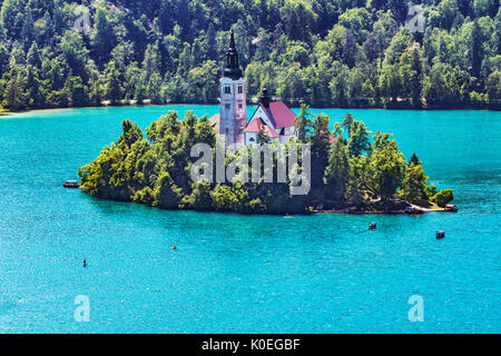 St. Mary's Church befindet sich auf einer kleinen Insel im See von Bled entfernt. Die Kirche wurde im Jahr 1465, Bled, Gorenjska (obere Krain), Slowenien, Europa. Stockfoto