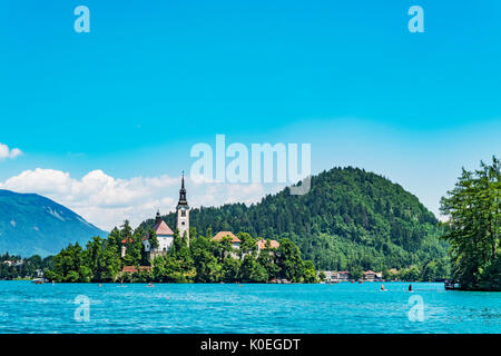 St. Mary's Church befindet sich auf einer kleinen Insel im See von Bled entfernt. Die Kirche wurde im Jahr 1465, Bled, Gorenjska (obere Krain), Slowenien, Europa. Stockfoto