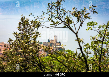 Eine Ansicht von Malcesine und von der Burg aus dem 14. Jahrhundert am Rande des schönen Gardasee in Italien, Europa Stockfoto