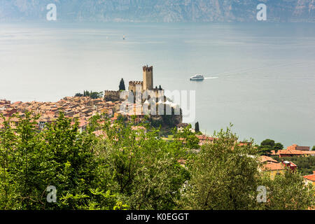 Eine Ansicht von Malcesine und von der Burg aus dem 14. Jahrhundert am Rande des schönen Gardasee in Italien, Europa Stockfoto