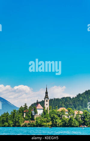 St. Mary's Church befindet sich auf einer kleinen Insel im See von Bled entfernt. Die Kirche wurde im Jahr 1465, Bled, Gorenjska (obere Krain), Slowenien, Europa. Stockfoto