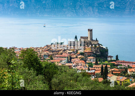 Eine Ansicht von Malcesine und von der Burg aus dem 14. Jahrhundert am Rande des schönen Gardasee in Italien, Europa Stockfoto