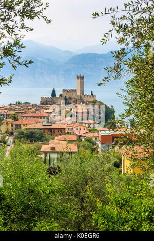 Eine Ansicht von Malcesine und von der Burg aus dem 14. Jahrhundert am Rande des schönen Gardasee in Italien, Europa Stockfoto