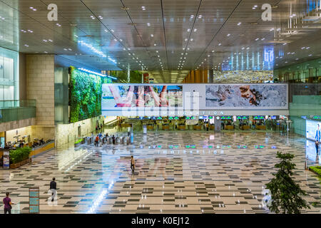Singapur - 16. Juli 2017: Besucher gehen um Ankunftshalle Einwanderung in Changi Airport. Es verfügt über 4 Terminals und ist eines der großen Stockfoto