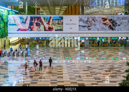 Singapur - 16. Juli 2017: Besucher gehen um Ankunftshalle Einwanderung in Changi Airport. Es verfügt über 4 Terminals und ist eines der großen Stockfoto