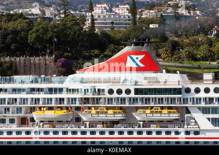 Eine Nahaufnahme Bild von Fred Olsen Cruise Ship, Balmoral, auf der portugiesischen Insel Madeira günstig, in den Hafen von Funchal. Stockfoto