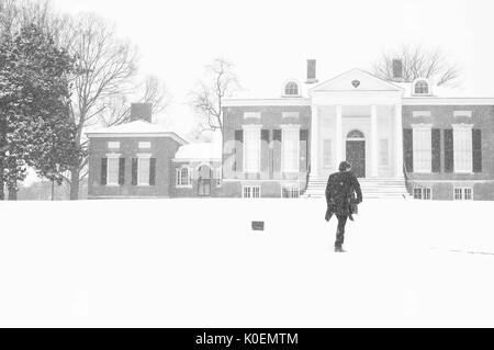 Ein Mann bis zu den Homewood Museum, dessen Sammlungen und Kunstgewerbe erinnert an frühe 19. Jahrhundert Baltimore leben, auf die schneebedeckte Homewood Campus der Johns Hopkins University in Baltimore, Maryland, 1996. Mit freundlicher Genehmigung von Eric Chen. Stockfoto