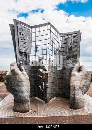 Die Bronzeskulptur markiert den Beginn des South West Coast Path an der Promenade von Minehead, Somerset. Stockfoto