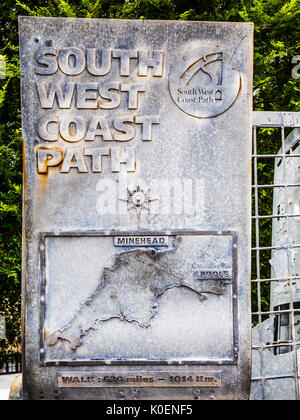 Teil der Bronze Skulptur markiert den Beginn des South West Coast Path an der Promenade von Minehead, Somerset. Stockfoto