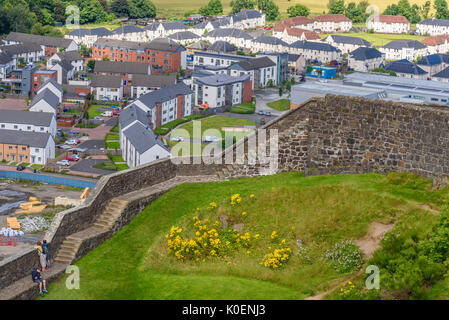 STIRLING, Großbritannien - 9 August, 2017 - Luftbild der urbanen Landschaft rund um die Burg Stirling in Schottland. Stockfoto