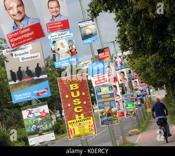 Berlin, Deutschland. 22 Aug, 2017. dpatop - ein Array der Wahl Plakate für Parteien, einschließlich der Sozialdemokratischen Partei Deutschlands (SPD), der Partei Die Linke (Die Linke) und die Alternative für Deutschland (AfD) im Bezirk Marzahn in Berlin, Deutschland, 22. August 2017. Bundestagswahl statt, in Deutschland Am 24. September 2017. Foto: Wolfgang Kumm/dpa/Alamy leben Nachrichten Stockfoto