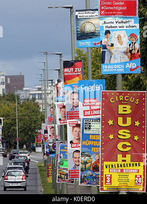 Berlin, Deutschland. 22 Aug, 2017. Ein Array der Wahl Plakate für Parteien, einschließlich der Sozialdemokratischen Partei Deutschlands (SPD), der Partei Die Linke (Die Linke) und die Alternative für Deutschland (AfD) im Bezirk Marzahn in Berlin, Deutschland, 22. August 2017. Bundestagswahl statt, in Deutschland Am 24. September 2017. Foto: Wolfgang Kumm/dpa/Alamy leben Nachrichten Stockfoto