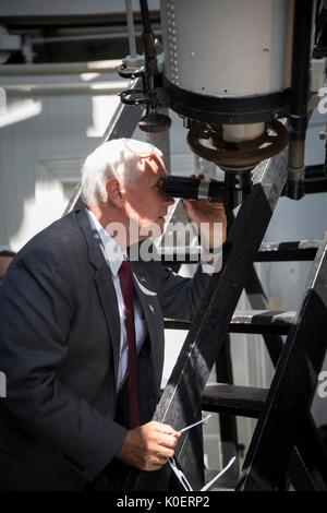 U.S. Vice President Mike Pence Ansichten der Sonnenfinsternis durch ein Teleskop aus dem U.S. Naval Observatory in Washington am 21. August 2017. Die totale Sonnenfinsternis über einem schmalen Teil des angrenzenden Vereinigten Staaten von Oregon nach South Carolina und eine partielle Sonnenfinsternis war über den gesamten nordamerikanischen Kontinent sichtbar zusammen mit Teilen von Südamerika, Afrika und Europa. Stockfoto