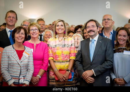 Delft, Niederlande. 22 Aug, 2017. Queen Máxima der Niederlande bei der Jessehof in Delft, am 22. August 2017 Für eine workvisit, die Jessehof ist ein Eingang für Leute mit einem kleinen sozialen Netzwerk, von sozialer Ausgrenzung und Obdachlose. Es ist eines der Projekte, die von der Kansfonds Foto: Albert Nieboer/Niederlande/Point de Vue, · KEINE LEITUNG SERVICE · Foto: Albert Nieboer/Royal drücken Sie Europa/RPE/dpa/Alamy Live-Nachrichten unterstützt. Stockfoto