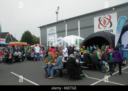 Belfast, Nordirland, Irland. 22 Aug, 2017. Rugby Fans während der Frauen Rugby World Cup in Kingspan Stadium, Belfast. Credit: Elsie Kibue/Alamy leben Nachrichten Stockfoto