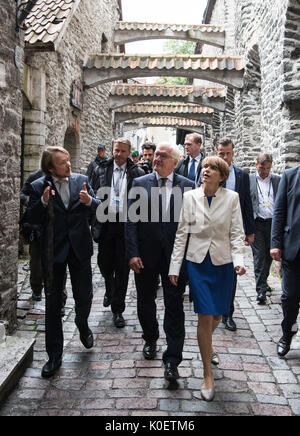 Tallinn, Estland. 22 Aug, 2017. Der deutsche Präsident Frank-Walter Steinmeier (C) und seine Frau Elke Büdenbender (R) werden durch das historische Zentrum von juhan Kreem (L), Mitarbeiter der Stadt Archiv in Tallinn, Estland, 22. August 2017 geführt. Präsident Steinmeier und seine Frau sind derzeit eine Tour auf die Ostsee. Sie werden in der Region zwischen dem 22. August und dem 25. August. Foto: Bernd von Jutrczenka/dpa/Alamy leben Nachrichten Stockfoto