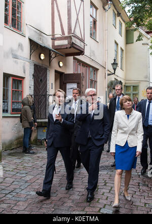 Tallinn, Estland. 22 Aug, 2017. Der deutsche Präsident Frank-Walter Steinmeier (C) und seine Frau Elke Büdenbender (R) werden durch das historische Zentrum von juhan Kreem (L), Mitarbeiter der Stadt Archiv in Tallinn, Estland, 22. August 2017 geführt. Präsident Steinmeier und seine Frau sind derzeit eine Tour auf die Ostsee. Sie werden in der Region zwischen dem 22. August und dem 25. August. Foto: Bernd von Jutrczenka/dpa/Alamy leben Nachrichten Stockfoto