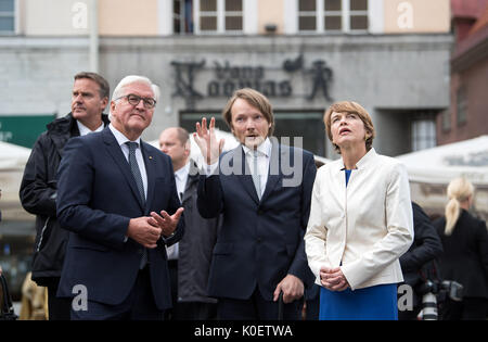 Tallinn, Estland. 22 Aug, 2017. Der deutsche Präsident Frank-Walter Steinmeier (L) und seine Frau Elke Büdenbender (R) werden durch das historische Zentrum von juhan Kreem (C), Mitarbeiter der Stadt Archiv in Tallinn, Estland, 22. August 2017 geführt. Präsident Steinmeier und seine Frau sind derzeit eine Tour auf die Ostsee. Sie werden in der Region zwischen dem 22. August und dem 25. August. Foto: Bernd von Jutrczenka/dpa/Alamy leben Nachrichten Stockfoto