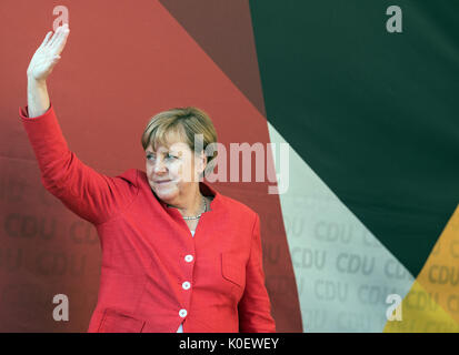 Münster, Deutschland. 22 Aug, 2017. Die deutsche Bundeskanzlerin Angela Merkel (CDU) Wellen an die Zuschauer bei ihrem Wahlkampf tour in Nordrhein-Westfalen in Münster, Deutschland, 22. August 2017. Foto: Federico Gambarini/dpa/Alamy leben Nachrichten Stockfoto