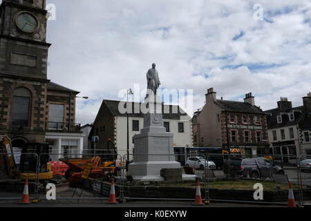 Marktplatz, Selkirk, Großbritannien. 22 Aug, 2017. Selkirk Straßenbild Regenaration Straßenbild arbeitet in Selkirk Marktplatz ab Montag, 21. August bis Samstag, 31. März 2018. Die Pläne umfassen sicherer und verbesserte Bereiche für die Fahrgäste des Busses, bessere Sitz- und Plasterungsoberflächen, verbesserte Fußgängerüberwegen und Verbesserungen zu ermöglichen Markt Platz für Veranstaltungen und Märkte verwendet werden. Während der Arbeiten vorübergehende Haltestellen wird sich auf die wichtigsten 7 Straße statt auf dem Markt verwendet werden, während es wird Zeiten geben, in denen Parken auf dem Markt betroffen ist. Bild: Rob Grau/Alamy leben Nachrichten Stockfoto