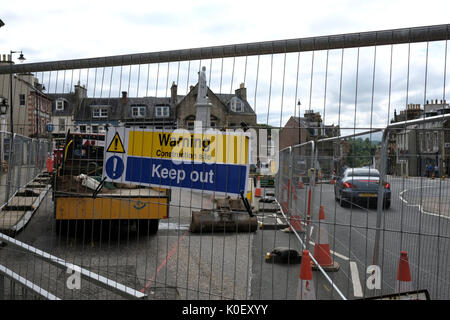 Marktplatz, Selkirk, Großbritannien. 22 Aug, 2017. Selkirk Straßenbild Regenaration Straßenbild arbeitet in Selkirk Marktplatz ab Montag, 21. August bis Samstag, 31. März 2018. Die Pläne umfassen sicherer und verbesserte Bereiche für die Fahrgäste des Busses, bessere Sitz- und Plasterungsoberflächen, verbesserte Fußgängerüberwegen und Verbesserungen zu ermöglichen Markt Platz für Veranstaltungen und Märkte verwendet werden. Während der Arbeiten vorübergehende Haltestellen wird sich auf die wichtigsten 7 Straße statt auf dem Markt verwendet werden, während es wird Zeiten geben, in denen Parken auf dem Markt betroffen ist. Bild: Rob Grau/Alamy leben Nachrichten Stockfoto