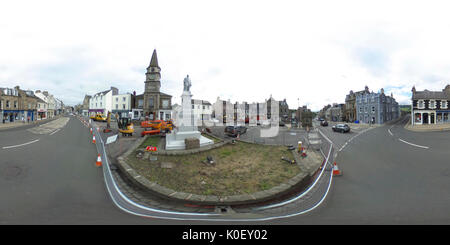 Marktplatz, Selkirk, Großbritannien. 22 Aug, 2017. Selkirk Straßenbild Regeneration (HINWEIS: Das Bild wurde als Equirectangular Panorama erstellt. Import-image in ein Panoramablick auf die Spieler eine interaktive 360°-Ansicht) Straßenbild in Selkirk Marktplatz von Montag Werke zu schaffen, 21. August bis Samstag, 31. März 2018. Die Pläne umfassen sicherer und verbesserte Bereiche für die Fahrgäste des Busses, bessere Sitz- und Plasterungsoberflächen, verbesserte Fußgängerüberwegen und Verbesserungen zu ermöglichen Markt Platz für Veranstaltungen und Märkte verwendet werden. Bild: Rob Grau/Alamy leben Nachrichten Stockfoto