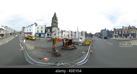 Marktplatz, Selkirk, Großbritannien. 22 Aug, 2017. Selkirk Straßenbild Regeneration (HINWEIS: Das Bild wurde als Equirectangular Panorama erstellt. Import-image in ein Panoramablick auf die Spieler eine interaktive 360°-Ansicht) Straßenbild in Selkirk Marktplatz von Montag Werke zu schaffen, 21. August bis Samstag, 31. März 2018. Die Pläne umfassen sicherer und verbesserte Bereiche für die Fahrgäste des Busses, bessere Sitz- und Plasterungsoberflächen, verbesserte Fußgängerüberwegen und Verbesserungen zu ermöglichen Markt Platz für Veranstaltungen und Märkte verwendet werden. Bild: Rob Grau/Alamy leben Nachrichten Stockfoto