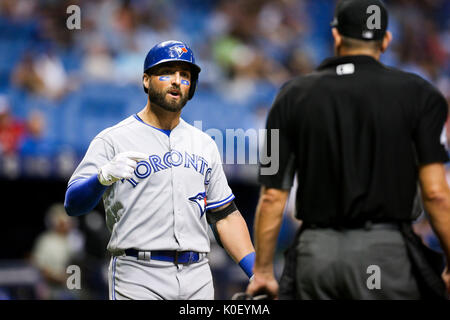 August 22, 2017 - St. Petersburg, Florida, USA - VRAGOVIC | Zeiten. Toronto Blue Jays Mittelfeldspieler Kevin Säule (11) Wörter durch Schiedsrichter Tschad Fairchild (4) und ist im dritten Inning des Spiels zwischen den Toronto Blue Jays und die Tampa Bay Rays am Tropicana Feld in St. Petersburg, Fla. am Dienstag, den 22.08.2017. (Bild:© wird Vragovic/Tampa Bay Zeiten über ZUMA Draht) Stockfoto