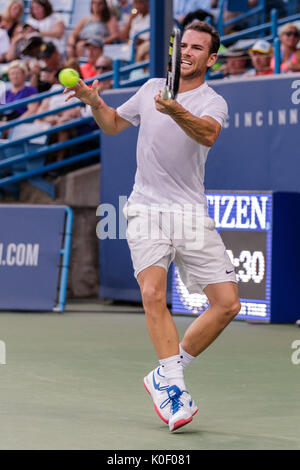 August 16, 2017: Adrian Mannarino (FRA) in Aktion während der zweiten Runde im Jahr 2017 Western & Southern Open Tennisturnier am Linder Familie Tennis Center in Mason, Ohio gespielt. Adam Lacy/CSM Stockfoto