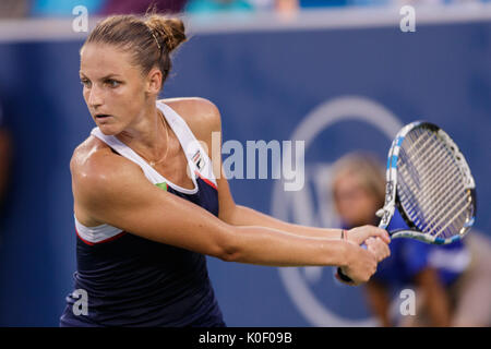 August 16, 2017: Karolina Pliskova (CZE), die in Aktion während der zweiten Runde im Jahr 2017 Western & Southern Open Tennisturnier am Linder Familie Tennis Center in Mason, Ohio gespielt. Adam Lacy/CSM Stockfoto