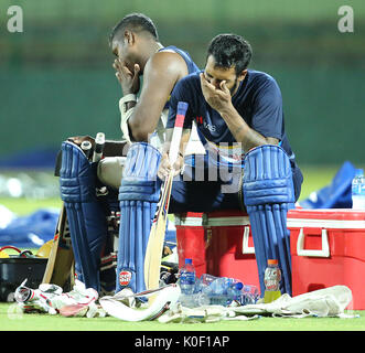 Pallekele, Sri Lanka. 22 Aug, 2017. Sri Lankas Lasith Malinga (L) und Chamara Kapugedara (R) Rest während einer Praxis Tagung Pallekele International Cricket Stadion in pallekele am 22. August 2017 Credit: Lahiru hat Harshana/Alamy leben Nachrichten Stockfoto