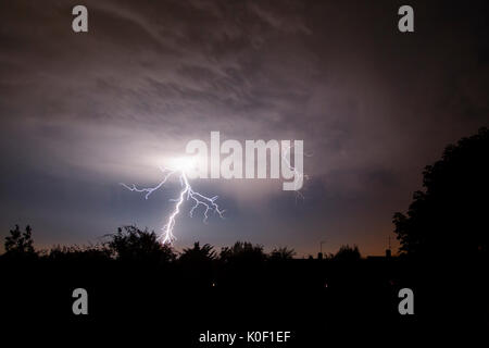Hailsham, UK. 23 Aug, 2017. UK Wetter. Kurze Ausbrüche von Blitz getroffen, an dem die Grafschaft East Sussex Übernachtung wie von Hailsham gesehen auf der Suche nach Süden in Richtung Eastbourne, UK Credit: Ed Brown/Alamy leben Nachrichten Stockfoto