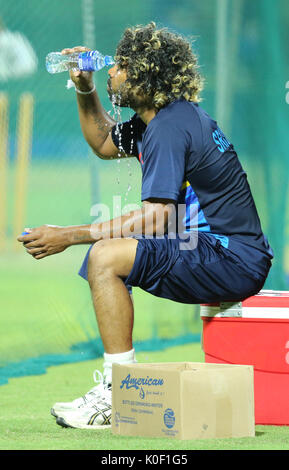 Pallekele, Sri Lanka. 22 Aug, 2017. Sri Lankan cricketer Lasith Malinga nimmt eine Pause während einer Übungsstunde am Pallekele International Cricket Stadion in pallekele am 22. August 2017, Quelle: Lahiru hat Harshana/Alamy leben Nachrichten Stockfoto