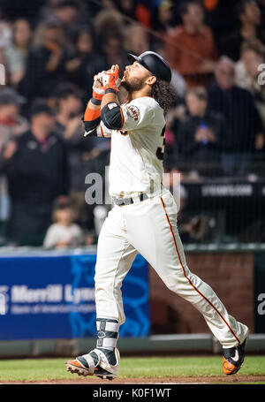 San Francisco, USA. 22 Aug, 2017. San Francisco Giants shortstop Brandon Crawford (35) feiert sein 11 Home Run des Jahres, während ein MLB-Spiel zwischen den Milwaukee Brewers und die San Francisco Giants bei AT&T Park in San Francisco, Kalifornien. Credit: Cal Sport Media/Alamy leben Nachrichten Stockfoto