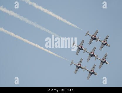 August 11, 2017 - Abbotsford, British Columbia, Kanada - Canadian Forces Snowbirds Antenne demonstration Team Piloten und ihre CT-114 Tutor Jets während der Abbotsford International Airshow, 11. August 2017 führen. (Bild: © bayne Stanley über ZUMA Draht) Stockfoto