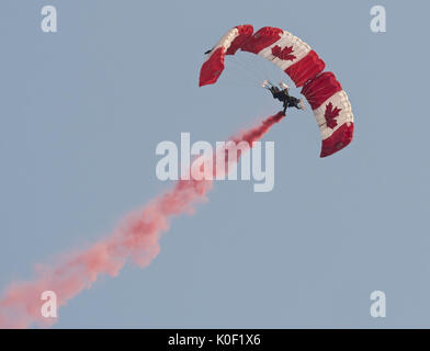 August 11, 2017 - Abbotsford, British Columbia, Kanada - Mitglieder der Kanadischen Streitkräfte SkyHawk Fallschirm Team, Anzeigen Signatur kanadischen Flagge Fallschirme der Mannschaft, während die Antenne zur Türentriegelung Anzeige der Abbotsford International Airshow, 11. August 2017. (Bild: © bayne Stanley über ZUMA Draht) Stockfoto