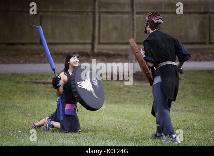 Chicago, USA. 22 Aug, 2017. Menschen spielen mittelalterliche Kampf- Spiel im Grant Park in Chicago, USA, am 22.08.2017. Mittelalterlichen Kampf ist ein Kampf Spiel, wo Kunststoff oder Schaumstoff Waffen verwendet werden, schwere körperliche Verletzungen der Teilnehmer zu verhindern. Im Spiel, die Spieler sind in der Regel in mittelalterlichen Kostümen. Quelle: Xinhua/Alamy leben Nachrichten Stockfoto