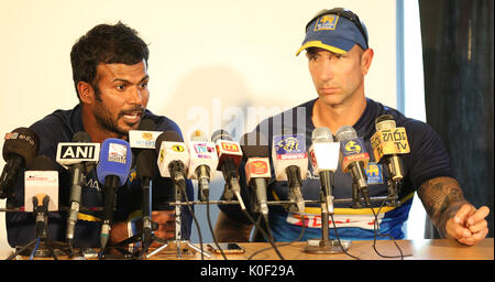 Pallekele, Sri Lanka. 23 Aug, 2017. Sri Lankan Cricket Captain Upul Tharanga (L) auf einer Pressekonferenz und Sri Lankan Cricket coach NIC Pothas schaut während einer Pressekonferenz in pallekele am 23. August 2017 Credit: Lahiru hat Harshana/Alamy leben Nachrichten Stockfoto