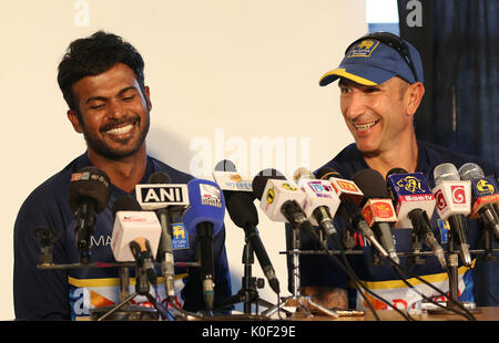 Pallekele, Sri Lanka. 23 Aug, 2017. Sri Lankan Cricket Captain Upul Tharanga (L) und Sri Lankan Cricket coach NIC Pothas (R) schaut auf während einer Pressekonferenz in pallekele am 23. August 2017 Credit: Lahiru hat Harshana/Alamy leben Nachrichten Stockfoto