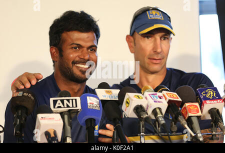 Pallekele, Sri Lanka. 23 Aug, 2017. Sri Lankan Cricket Captain Upul Tharanga (L) und Sri Lankan Cricket coach NIC Pothas (R) schaut auf während einer Pressekonferenz in pallekele am 23. August 2017 Credit: Lahiru hat Harshana/Alamy leben Nachrichten Stockfoto