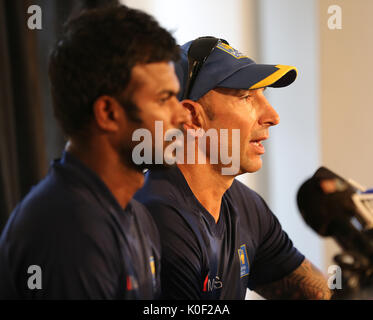 Pallekele, Sri Lanka. 23 Aug, 2017. Sri Lankan Cricket coach NIC Pothas (R) auf einer Pressekonferenz und Sri Lankan Cricket Captain Upul Tharanga (L) sieht bei einer Pressekonferenz in pallekele am 23. August 2017 Credit: Lahiru hat Harshana/Alamy leben Nachrichten Stockfoto