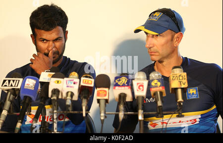 Pallekele, Sri Lanka. 23 Aug, 2017. Sri Lankan Cricket Captain Upul Tharanga (L) und Sri Lankan Cricket coach NIC Pothas (R) schaut auf während einer Pressekonferenz in pallekele am 23. August 2017 Credit: Lahiru hat Harshana/Alamy leben Nachrichten Stockfoto