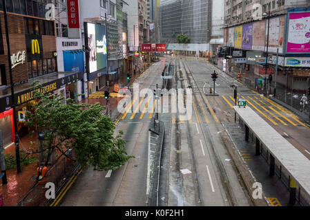 Hongkong, China. 23 Aug, 2017. Die belebten Einkaufsstraßen von Causeway Bay bleiben einsame als Taifun Hato land in Hongkong hits, wodurch ein Signal 10 Tropischer Wirbelsturm Credit: ZUMA Press, Inc./Alamy leben Nachrichten Stockfoto