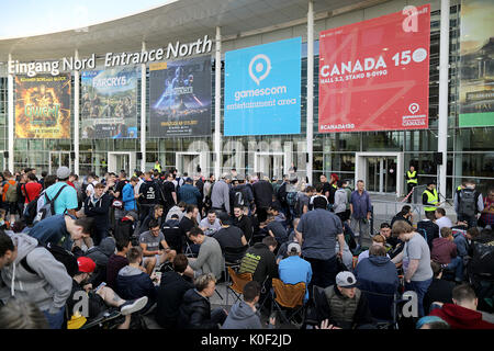 Dpatop-Assistenten auf der Gamescom vor dem Grundstück der Veranstaltung in Köln, Deutschland, 23. August 2017 warten. Der computer spiele Messe Gamescom Ort zwischen dem 22. und dem 26. August 2017 stattfindet. Foto: Oliver Berg/dpa Stockfoto