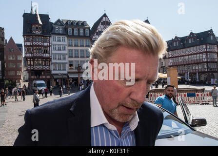 Frankfurt am Main, Deutschland. 23 Aug, 2017. Deutschen ehemaligen Tennisprofi Boris Becker anreisen, auf eine Pressekonferenz von der Deutsche Tennis Bund (DTB) am Römerberg in Frankfurt am Main, Deutschland, 23. August 2017. Becker ist als neuer oberer Beamter des DTB eingeführt werden. Die drei - Zeit Wimbledon Champion wird verantwortlich sein - als "Leiter der Men's Tennis' - für alle die Men's Aktivitäten innerhalb der Föderation. Quelle: dpa Picture alliance/Alamy leben Nachrichten Stockfoto