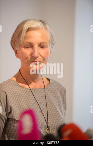 Wien, Österreich. 23. August 2017. NEOS (Neuösterreich) Irmgard Griss präsentiert die Poster-Kampagne der Bürgerbewegung für die Kampagne 2017. Kredit: Franz Perc / Alamy Live News Stockfoto