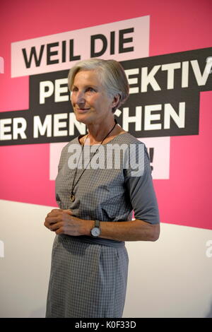 Wien, Österreich. 23. August 2017. NEOS (Neuösterreich) Irmgard Griss präsentiert die Poster-Kampagne der Bürgerbewegung für die Kampagne 2017. Kredit: Franz Perc / Alamy Live News Stockfoto